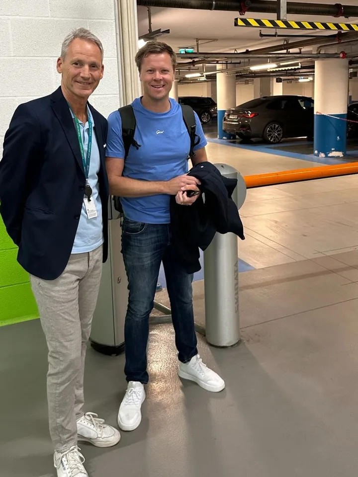 Das Workplace-Team von DNB in der Garage an der Schranke, die Awaio öffnet