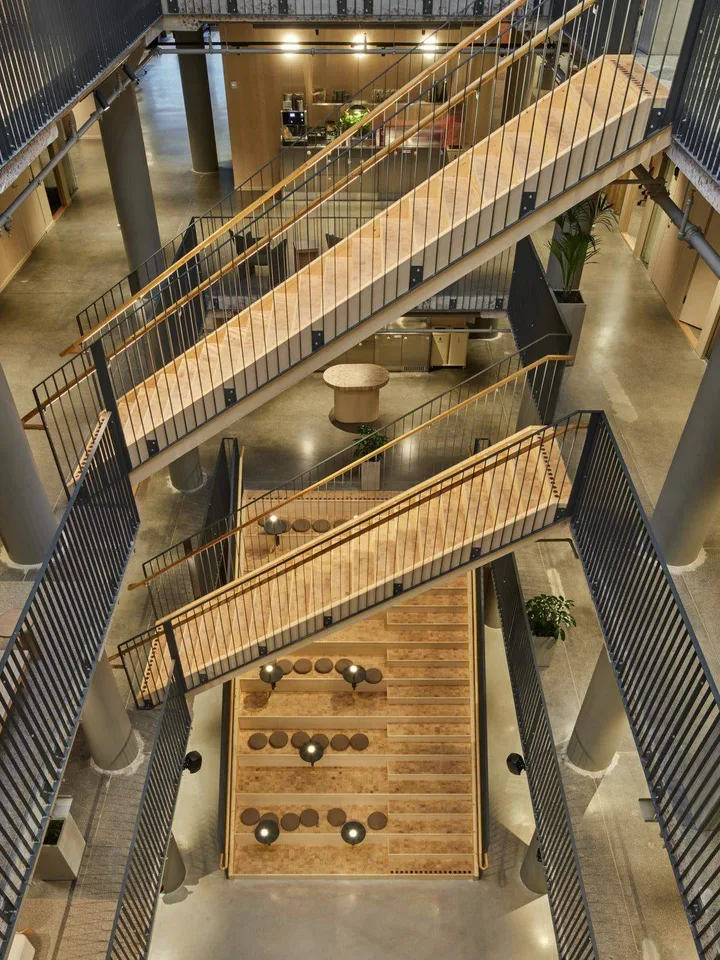 Die Treppe zwischen den Etagen in der Zentrale von Olink in Uppsala