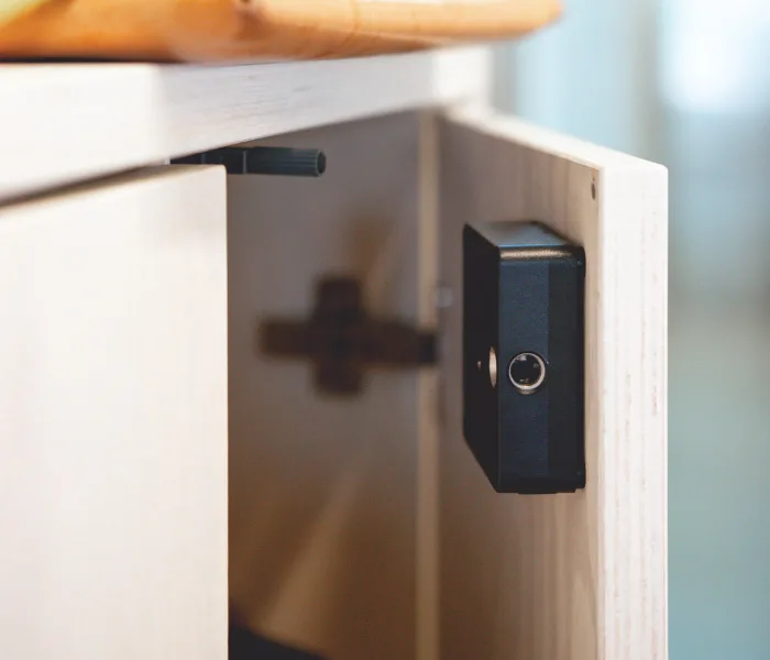 Awaio Bluetooth-smartlås montert på en skapdør